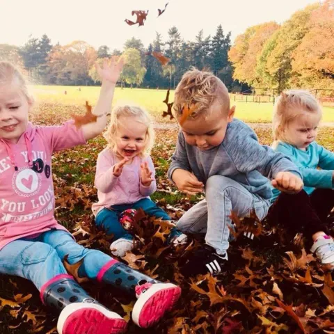 Klein_rondje_herfst_spelende_kinderen.webp